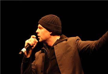 Bas Böttcher hat als Mitbegründer der deutschen Poetry-Slam-Szene das Projekt Deichpoeten in den Anfängen begleitet und Workshops angeboten.  