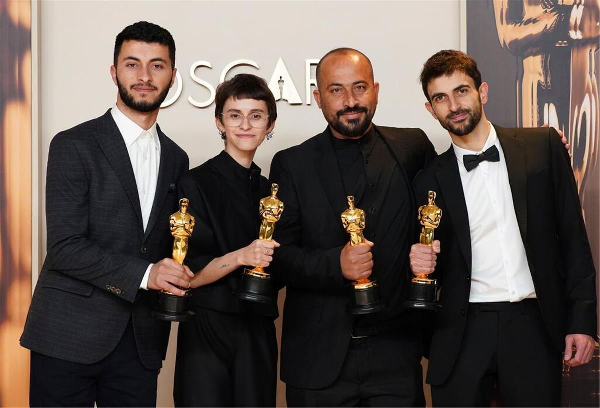 Dokumentarfilm „No Other Land“ gewinnt Oscar Basel Adra (l-r), Rachel Szor, Hamdan Ballal und Yuval Abraham haben einen Oscar für den besten Dokumentarfilm gewonnen.