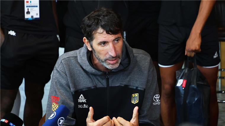 Bewegender Auftritt in Riga: Basketballer stehen zu Mumbru Basketball-Bundestrainer Alex Mumbru tritt bei den EM-Spielen in die zweite Reihe, bleibt aber Headcoach.