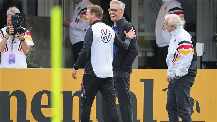 Herbert scherzt: Gewinnen EM-Titel und Basketball-Gold Basketball-Bundestrainer Gordon Herbert (r.) hat dem DFB-Team einen Besuch abgestattet.