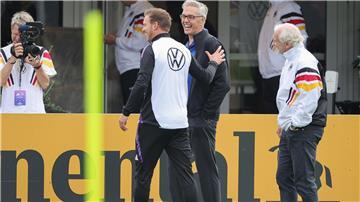Basketball-Bundestrainer Gordon Herbert (r.) hat dem DFB-Team einen Besuch abgestattet.
