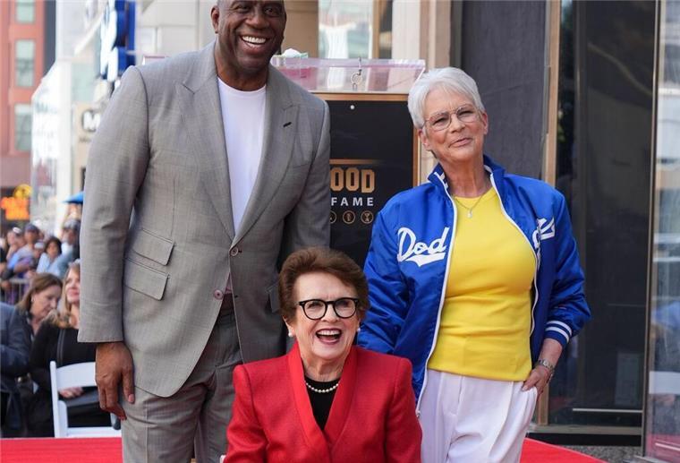 Tennis-Ikone Billie Jean King auf „Walk of Fame“ geehrt Basketball-Legende Magic Johnson und Schauspielerin Jamie Lee Curtis posieren mit Bille Jean King.