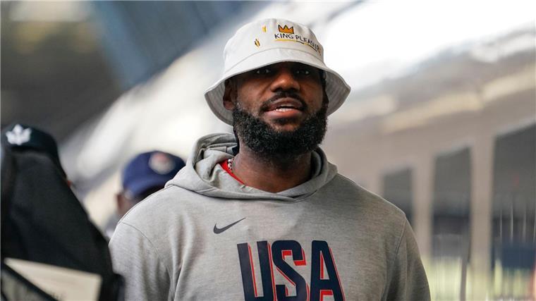 LeBron James auf fast leerer Tribüne beim Beach-Volleyball Basketball-Star LeBron James genießt die Olympischen Spiele auch als Fan anderer Sportarten - am Donnerstag hielt er beim Beachvolleyball lange durch.