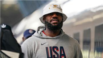 Basketball-Star LeBron James genießt die Olympischen Spiele auch als Fan anderer Sportarten - am Donnerstag hielt er beim Beachvolleyball lange durch. 