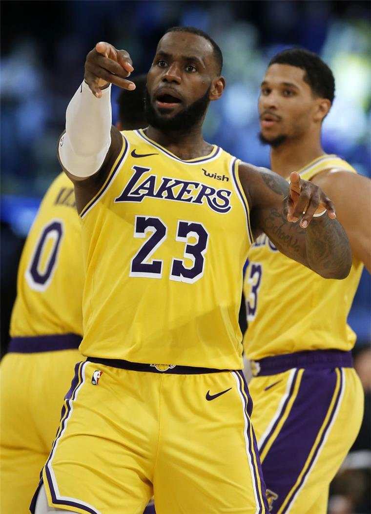 Basketball-Superstar LeBron James hat die Clubbesitzer der nordamerikanischen Football-Liga NFL scharf kritisiert.