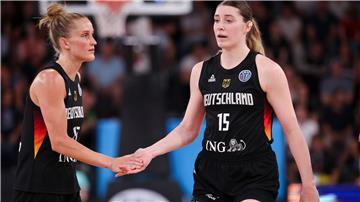 Basketballerin Luisa Geiselsöder (rechts) spielt mit der deutschen Mannschaft am Mittwoch im Viertelfinale der EM.
