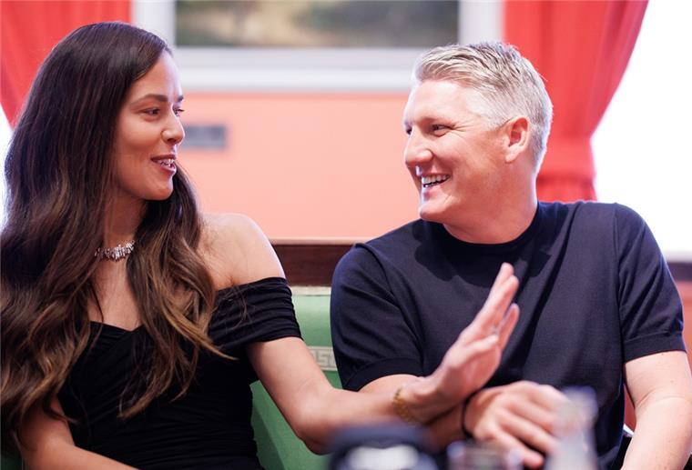 Schweinsteigers Kinder sollen vom Rampenlicht fernbleiben Bastian Schweinsteiger, ehemaliger deutscher Fußballspieler, und seine Frau Ana Ivanovic, ehemalige serbische Tennisspielerin, erziehen ihre beiden Söhne mehrsprachig.