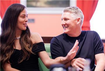 Bastian Schweinsteiger, ehemaliger deutscher Fußballspieler, und seine Frau Ana Ivanovic, ehemalige serbische Tennisspielerin, erziehen ihre beiden Söhne mehrsprachig.