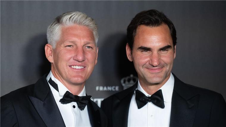 Federers neues Leben: Golfer, Taucher und Chauffeur Bastian Schweinsteiger und Roger Federer (r.) lachten viel bei einem Tennisevent in Berlin.