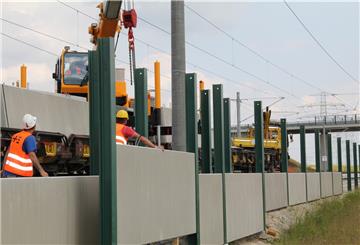 Bau einer Lärmschutzwand (Symbolfoto): Anfang Januar beginnen in Loxstedt die Hauptarbeiten. Unter anderem wird südwestlich der Bahnstrecke eine etwa zwei Kilometer lange Lärmschutzwand errichtet.