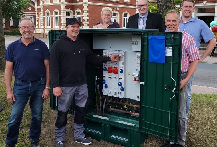 Bauamtschefin Wiebke Bruns und Bürgermeister Harald Stindt (4. von links) freuen sich, dass bis zum Roonkarker Mart in Sachen Elektrik alles neu sein wird.
