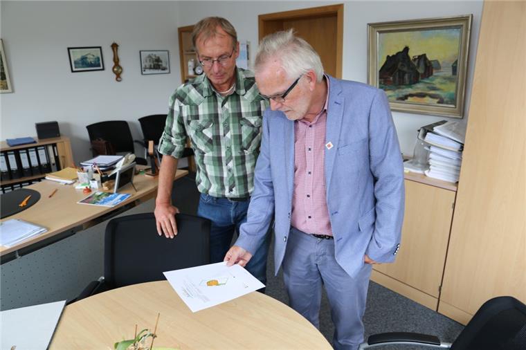 Bauamtsleiter Dieter Allers und Bürgermeister Ulf Voigts (von links) zeigen das Schreiben, das Grundstücksbesitzer erhalten haben: Für jede
Fläche muss angegeben werden, wohin das Regenwasser fließt. 