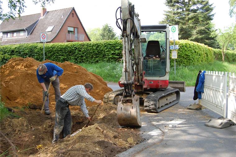 Bauarbeiten an der Unglückshaltestelle in Lehnstedt: Die Gemeinde baut Wartezonen mit Absperrbügeln für die Busfahrgäste der Linie 534.  Foto Heß