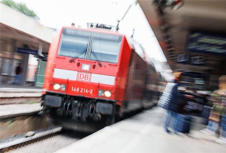 Bahn-Chaos: Bauarbeiten legen Zugverkehr Richtung Nordsee lahm Eine Regionalbahn der Deutschen Bahn fährt am Morgen im Hauptbahnhof Hannover