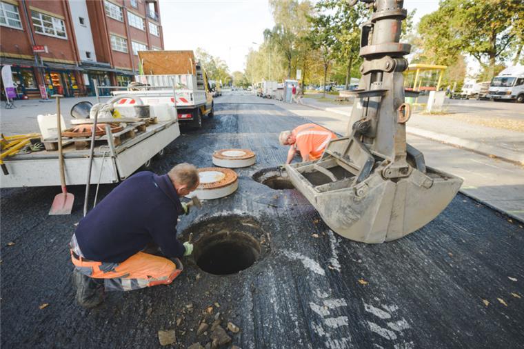 Bauarbeiter arbeiten an der  Fahrbahn in der Hans-Böckler-Straße.