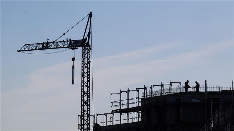 Land Niedersachsen will bis zu 10.000 Wohnungen bauen Bauarbeiter stehen auf der Baustelle eines Mehrfamilienhauses.