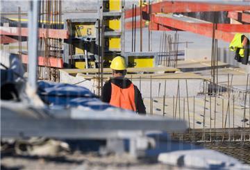 Bauarbeiter stehen im Neubaugebiet Kronsrode auf der Baustelle eines Mehrfamilienhauses. Die Bundesagentur für Arbeit gibt Arbeitsmarktstatistik für den Monat April 2022 bekannt.
