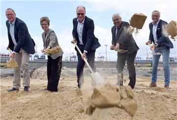 Baubeginn (von links): Witschaftsförderer Nils Schnorrenberger, Häfensenatorin Dr. Claudia Schilling, Mafi&Trepel-Geschäftsführer Werner Berger , Oberbürgermeister Melf Grantz und Architekt Andreas Müller.