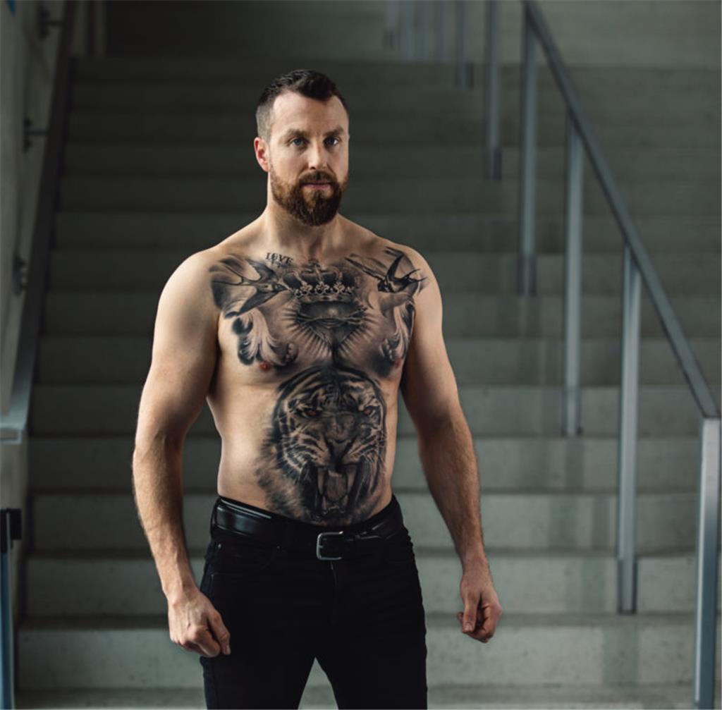 Bauch und Brust von Andrew McPherson, Co-Trainer der Fischtown Pinguins, ist vol...