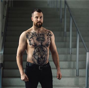 Bauch und Brust von Andrew McPherson, Co-Trainer der Fischtown Pinguins, ist vol...