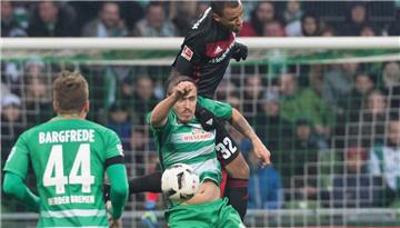 Bauchfrei im Luftkampf: Bei Max Kruse ist deutlich zu sehen, dass er derzeit einige Kilos zu viel mit sich herumschleppt.