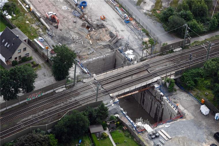 Baudock zehn liegt unter den Bahngleisen an der Langener Landstraße. 