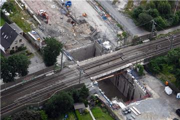 Baudock zehn liegt unter den Bahngleisen an der Langener Landstraße. 