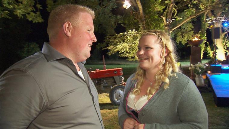 Bauer Niels (30) aus Niedersachen gesteht Isabelle, dass er sie doch nicht mit auf den Hof nehmen möchte, sondern sich für Laura Martina entschieden hat, die von Matthias abgewiesen wurde.