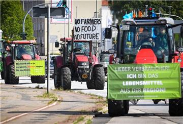 Bauern aus der Region sind mit ihren Treckern nach Oldenburg gefahren, um gegen Bundesumweltministerin Svenja Schulze zu demonstrieren. Hier sind sie auf der Stresemannstraße in Bremerhaven unterwegs.