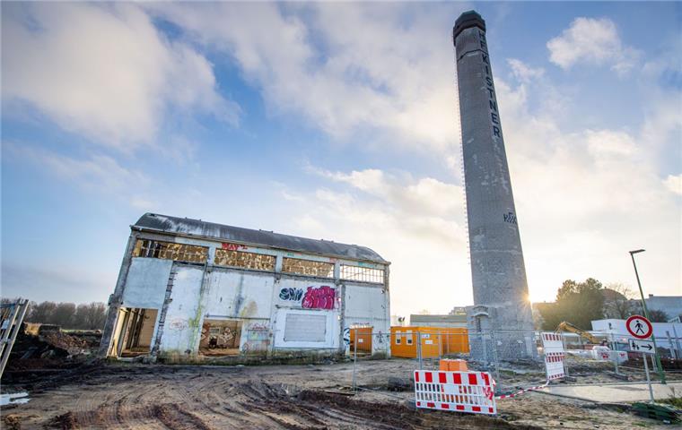 Baufortschritt auf dem ehemaligen Kistnergelände in der Hafenstraße: Der Schornstein ist saniert, die Halle wartet noch darauf, in einen Neubau integriert zu werden. 
