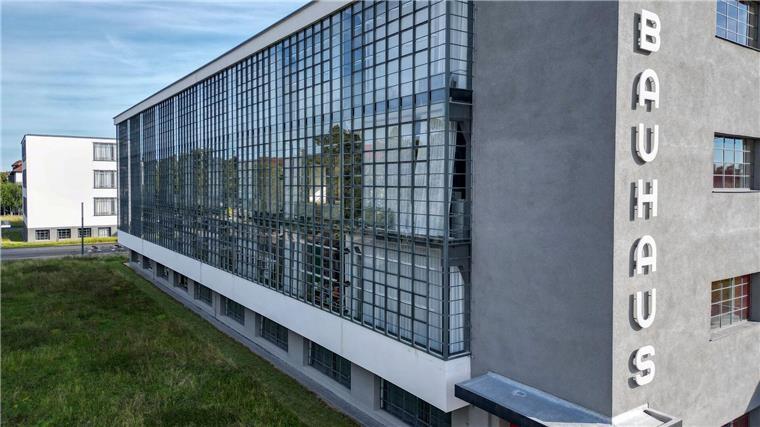 Dessau feiert 100 Jahre Bauhaus Bauhäusler feiern ihre Schule - auch mit Selbstkritik.