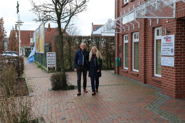 Bauherr Dr. Andreas Völsch und Bärbel Mittelstädt haben Pläne für die Beverstedter Ortsmitte. Auf dem Grundstück im Hintergrund soll das neue Ärztehaus entstehen. Die Immobilie rechts von ihnen hat der Apotheker bereits errichten lassen.