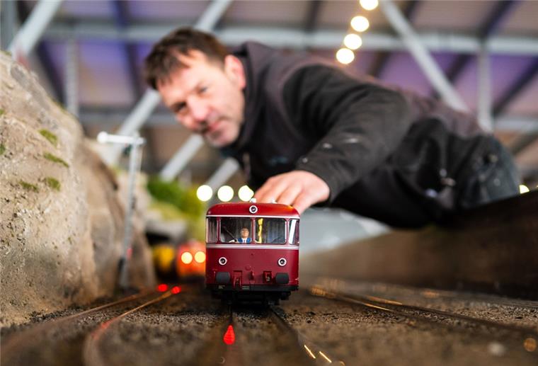 Rekord-Modelleisenbahn in Bispingen öffnet Bauleiter Jogi Meiners kontrolliert einen Schienenbus auf einem Teil der Modelleisenbahnanlage.
