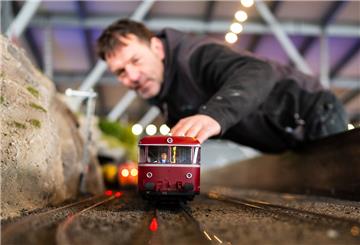 Bauleiter Jogi Meiners kontrolliert einen Schienenbus auf einem Teil der Modelleisenbahnanlage. 