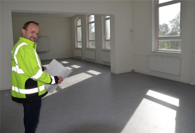 Bauleiter Thomas Krumme zeigt die neuen Räumlichkeiten in der alten Grundschule in Bad Bederkesa.