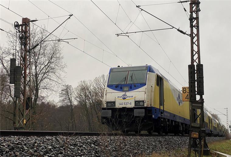 Hobbygärtner fällen Baum - und legen damit eine Bahnstrecke tagelang lahm Ein Metronom Zug steht auf einer Bahnstrecke.