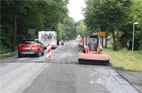 Baumaschinen auf der Bundesstraße 71 wegen streckenweiser Erneuerung der Fahrbahn . Ein ähnliches Bild wird bald auf der Landesstraße zwischen Beverstedt und Stubben zu sehen sein. Dort wird die Fahrbahn allerdings komplett gesperrt.  x
