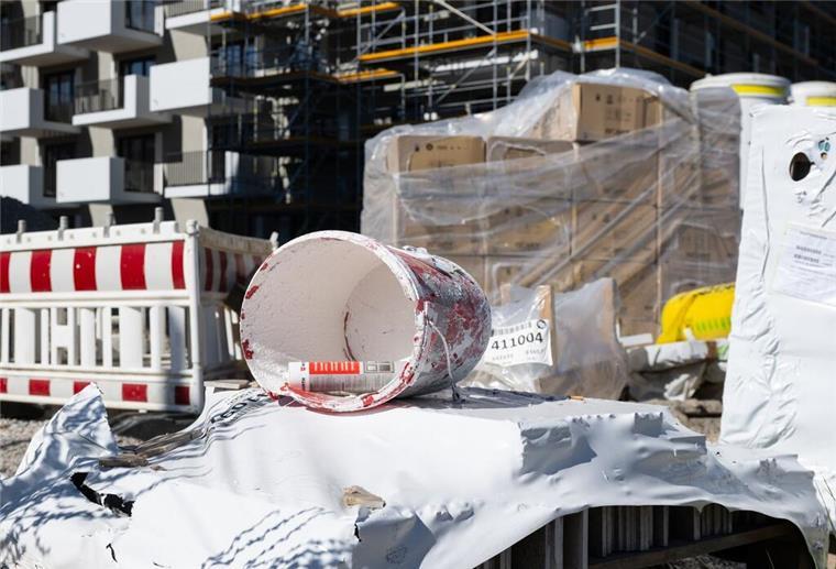 Baumaterialien sind deutlich teurer geworden Baumaterial an der Baustelle eines Neubaus in München. Vor allem mineralische Baustoffe wie Zement oder Bausand sind noch mal deutlich teurer geworden.