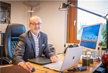 Baustadtrat Bernd Schomaker in seinem Büro im Technischen Rathaus. Er ist seit gut 300 Tagen im Amt und zieht Bilanz seiner bisherigen Tätigkeit. Foto: Hartmann