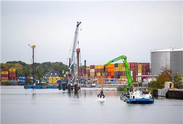 Eine neue Kaje entsteht im Industriehafen Bremen. Sie soll größere Schiffe aufnehmen und veraltete Hafenanlagen ersetzen. Der Bau soll bis 2025 abgeschlossen sein.