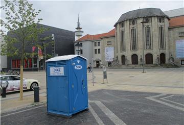 Baustelle weg, das Klo noch da: Das einsame Dixiklo auf dem Theodor-Heuss-Platz soll noch diese Woche abgeholt werden.