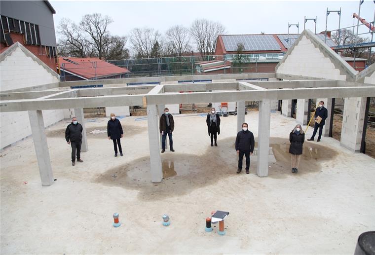 Der neue Hort in Lunestedt nimmt Form an Baustellenbesichtigung: So sieht der Rohbau des Horts aus.