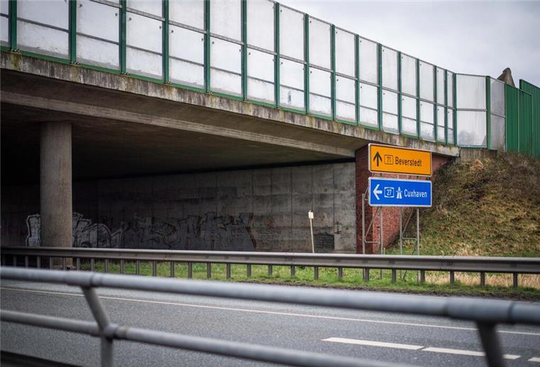 Baustopp auf der A27: Wegen hohem Grundwasser kann der Abriss der alten Brückenfundamente bei Bremerhaven-Wulsdorf erst nach Absenkung starten.