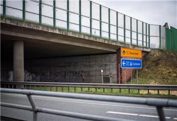 Baustopp auf der A27: Wegen hohem Grundwasser kann der Abriss der alten Brückenfundamente bei Bremerhaven-Wulsdorf erst nach Absenkung starten.