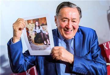Bauunternehmer Richard Lugner geht mit  Priscilla Presley auf den Opernball.