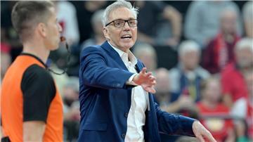Bayern-Coach Gordon Herbert gestikuliert am Spielfeldrand.