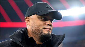 Bayern-Coach Vincent Kompany passierte bei einer Pressekonferenz ein Versehen - er nahm es mit Humor. 