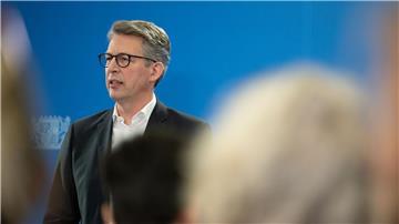 Bayern Kunstminister Markus Blume will mit der Rückgabe der Werke einen „Versuch der Wiedergutmachung in Richtung der Opfer“ unternehmen. (Archivbild)