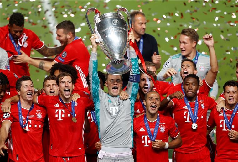 Bayern München hat am Sonntagabend die Champions League gewonnen. KapitänManuel Neuer hebt die Trophäe in die Luft.