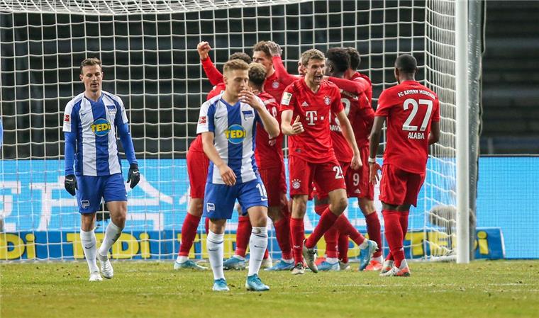 Bayern München nimmt Hertha BSC auseinander Bayern München ist erfolgreich: Thomas Müller jubelt nach seinem Treffer zum 1:0 Treffer mit David Alaba.